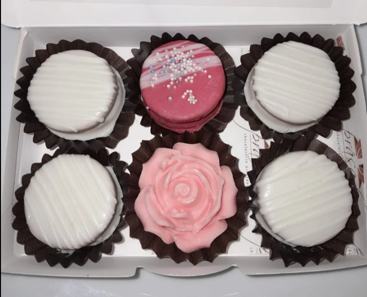 Alfajores temáticos con figura de rosa y decoraciones personalizadas para eventos