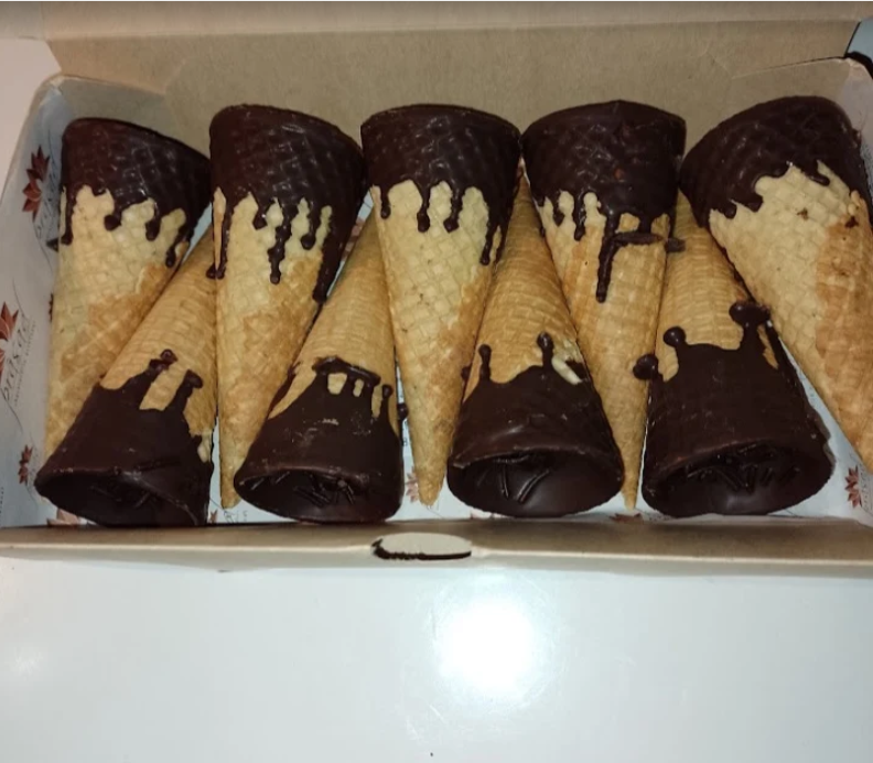 Conos rellenos artesanales bañados en chocolate oscuro