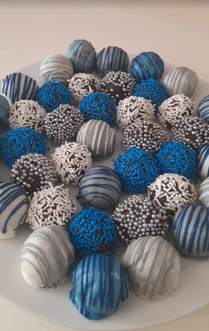 Bombones artesanales decorados con granillo y drizzle de colores